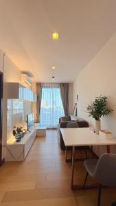 a living room with a couch and a table at Astra condo清迈市中心古城高端温馨公寓两卫浴wifi泳池健身房山景城景房 in Chiang Mai