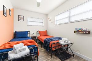 En eller flere senge i et værelse på Family Friendly 3BR Escape with Game Room, Fire Pit & Outdoor Dining Sleeps 6