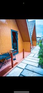 Το κτήριο όπου στεγάζεται  το οργανωμένο κάμπινγκ