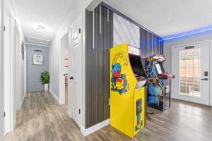 Η αίθουσα παιχνιδιών του The Dora Haus 3 Bed 1 Bath Retreat with Gaming Arcade room, Firepit and outdoor Dining Sleeps 6