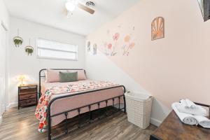 Ένα ή περισσότερα κρεβάτια σε δωμάτιο στο The Dora Haus 3 Bed 1 Bath Retreat with Gaming Arcade room, Firepit and outdoor Dining Sleeps 6