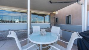 En balkon eller terrasse på Coastal Bayside Condo Walkable to Sand Surf