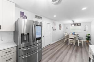 Η κουζίνα ή μικρή κουζίνα στο The Dora Haus 3 Bed 1 Bath Retreat with Gaming Arcade room, Firepit and outdoor Dining Sleeps 6