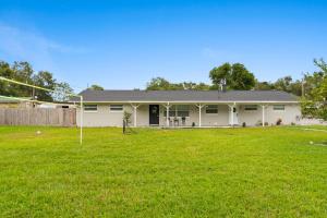 Κήπος έξω από το The Dora Haus 3 Bed 1 Bath Retreat with Gaming Arcade room, Firepit and outdoor Dining Sleeps 6