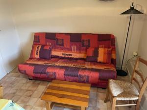 a couch sitting in the corner of a room at Vue SUR VIADUC DE MILLAU in Millau