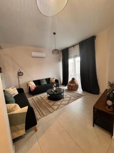 un soggiorno con un divano e un tavolo di Maroulla's Urban Beach Living a Limassol