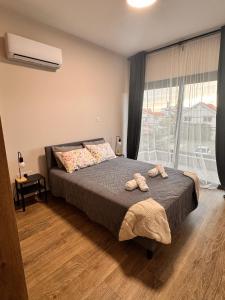 una camera da letto con un letto e una grande finestra di Maroulla's Urban Beach Living a Limassol