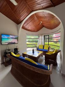 TV a/nebo společenská místnost v ubytování Cabaña - Condominio El Rincón del Edén