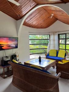 TV a/nebo společenská místnost v ubytování Cabaña - Condominio El Rincón del Edén