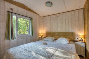 Ένα ή περισσότερα κρεβάτια σε δωμάτιο στο Camping Glamping Le Pech Charmant +94 φωτογραφίες