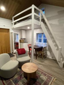 Captains Cabin, Old Town, Kokkola في كوكولا: غرفة معيشة مع سرير علوي وطاولة