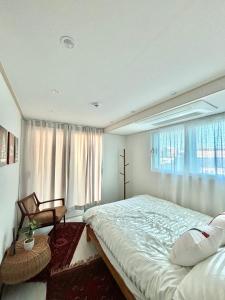 een slaapkamer met een groot bed en een raam bij full house in Seoul