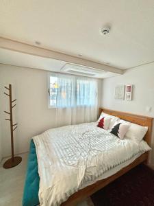 een slaapkamer met een groot bed en een raam bij full house in Seoul +16 foto's