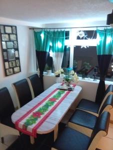 tavolo da pranzo con sedie, tavolo e finestra di Domek Agroturystyczny Doris a Stężyca