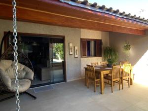 una sala da pranzo con tavolo e sedie di Casa Bello encanto a Cachoeira Paulista