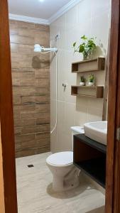 un bagno con un water e un lavandino di Casa Bello encanto a Cachoeira Paulista