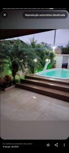 una foto di una casa con piscina di Casa Bello encanto a Cachoeira Paulista