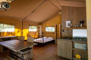 Η κουζίνα ή μικρή κουζίνα στο Camping Glamping Le Pech Charmant