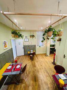 La Longère de Neuville-Futuroscope-Poitiers في Neuville-du-Poitou: غرفة معيشة مع طاولة وكراسي والنباتات