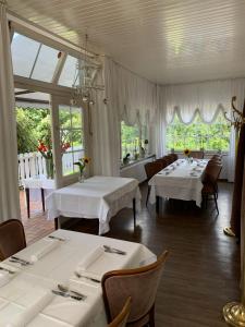 Giường trong phòng chung tại Waldhotel "Peter aufm Berge"