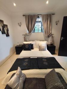 Ένα ή περισσότερα κρεβάτια σε δωμάτιο στο Etikette Homes +9 φωτογραφίες