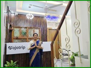 Επισκέπτες που μένουν στο Hotel RGH Palace Inn NEAR VISHWANATH TEMPLE # Fully Air Conditioning Luxuary Hotel