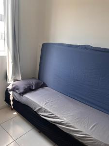 ポルト・ベロにあるPatríciaの青いヘッドボード付きのベッド1台 +6枚の写真