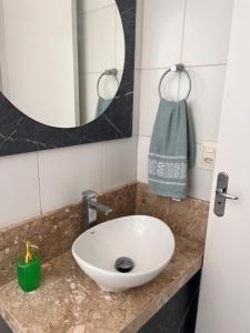 ポルト・ベロにあるPatríciaの洗面台と鏡のあるバスルーム