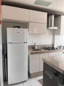 ポルト・ベロにあるPatríciaの白いキッチン(冷蔵庫、シンク付)
