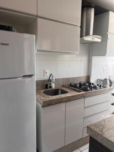 ポルト・ベロにあるPatríciaのシンクと冷蔵庫を備えた白いキッチン