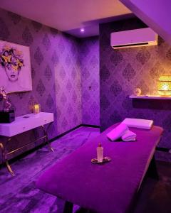 Postel nebo postele na pokoji v ubytování Love gite avec Spa nage privatif et espace coquin - Le Secret de l'Elixir