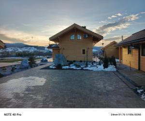 Domki pod łanem في تيلسز: منزل به ممر من الطوب أمام منزل