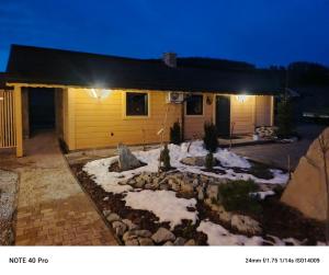 Domki pod łanem في تيلسز: منزل فيه ثلج على الأرض أمامه