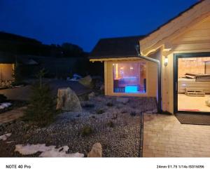 Domki pod łanem في تيلسز: منزل مع الباب مفتوح وفناء