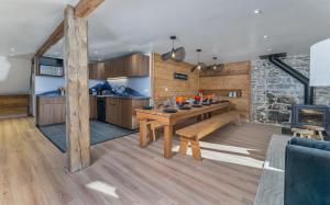 Una cocina o cocineta en Camp de Base - retraite d'exception 16 personnes 17 fotos más