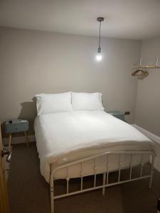 Ένα ή περισσότερα κρεβάτια σε δωμάτιο στο The Merchants Barn - A New Unique Town Centre Home +30 φωτογραφίες