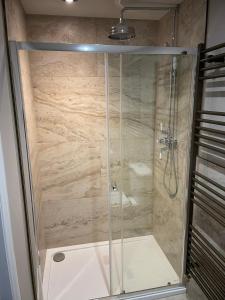 Ένα μπάνιο στο The Merchants Barn - A New Unique Town Centre Home