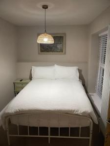 Ένα ή περισσότερα κρεβάτια σε δωμάτιο στο The Merchants Barn - A New Unique Town Centre Home