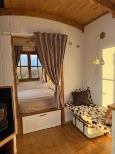 Ένα ή περισσότερα κρεβάτια σε δωμάτιο στο La Roulotte - Bain Nordique et Animaux