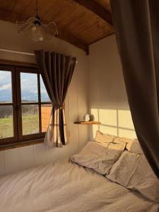 Ένα ή περισσότερα κρεβάτια σε δωμάτιο στο La Roulotte - Bain Nordique et Animaux +17 φωτογραφίες