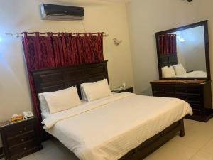 Postel nebo postele na pokoji v ubytování Karachi Rooms Nursery + 6 fotografií