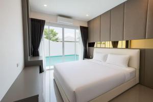 Кровать или кровати в номере 芭提雅中天海滩度假别墅 4卧5卫2厅大户型 紧邻海滩 泳池大别墅 度假 聚会 团建最好的选择 +37 фотографий