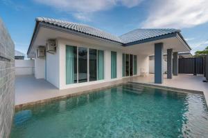 Бассейн в 芭提雅中天海滩度假别墅 4卧5卫2厅大户型 紧邻海滩 泳池大别墅 度假 聚会 团建最好的选择 или поблизости