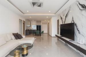 Телевизор и/или развлекательный центр в 芭提雅中天海滩度假别墅 4卧5卫2厅大户型 紧邻海滩 泳池大别墅 度假 聚会 团建最好的选择