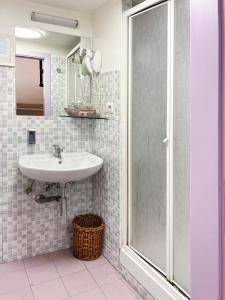 Koupelna v ubytování Holihome Le Rose