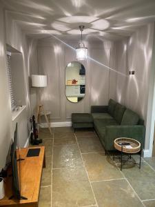 Μια τηλεόραση ή/και κέντρο ψυχαγωγίας στο Bishops Keep - A New Unique Town Centre Home