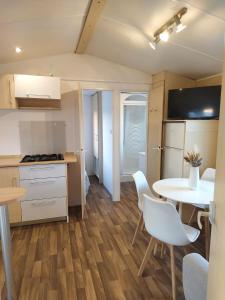 a kitchen and dining room with a table and chairs at Casa Olas y Arena el Palmar in El Palmar