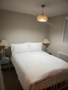 Ένα ή περισσότερα κρεβάτια σε δωμάτιο στο Bishops Keep - A New Unique Town Centre Home +13 φωτογραφίες