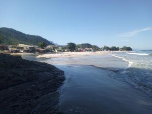 Casa na Prainha de Mambucaba في باراتي: اطلاله على شاطئ به صخور والمحيط +صورة واحدة