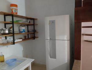 Casa na Prainha de Mambucaba في باراتي: مطبخ مع ثلاجة بيضاء في الغرفة